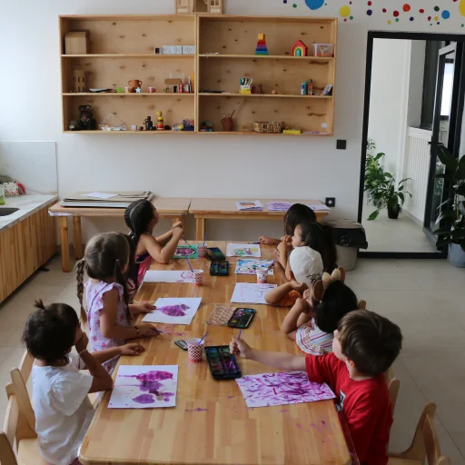 Montessori sınıfında sanat çalışması yapan çocuklar